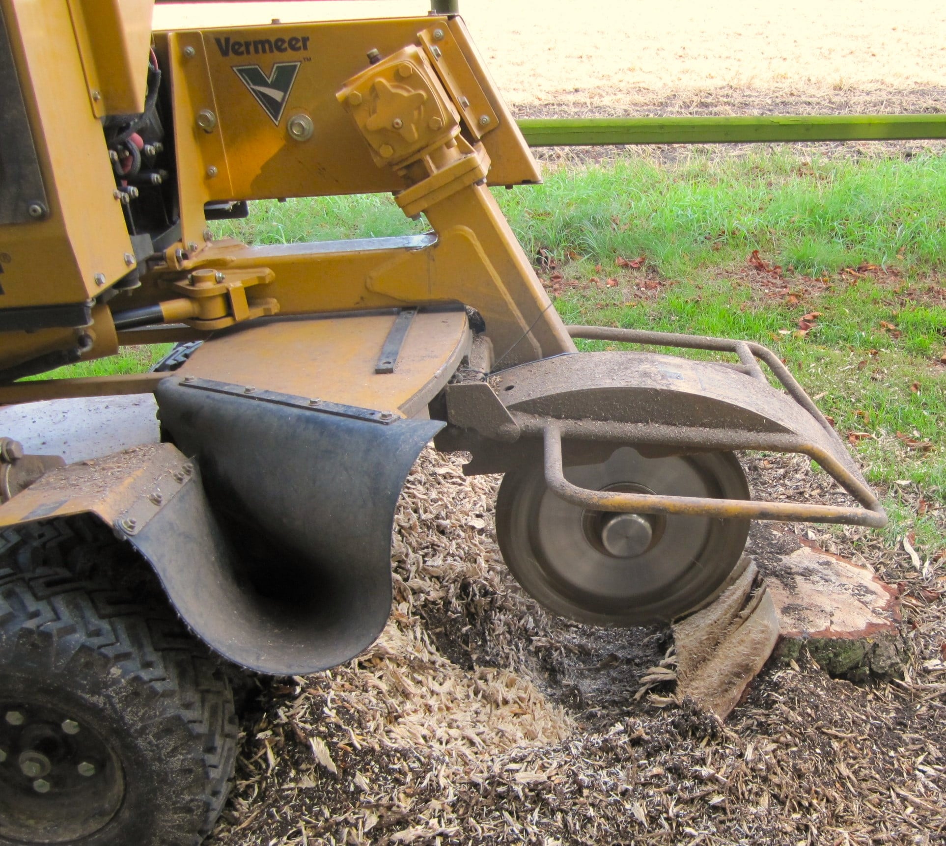 Med en stubfræser fjerner vi effektivt stubbe inden anlægning af have eller indkørsel.