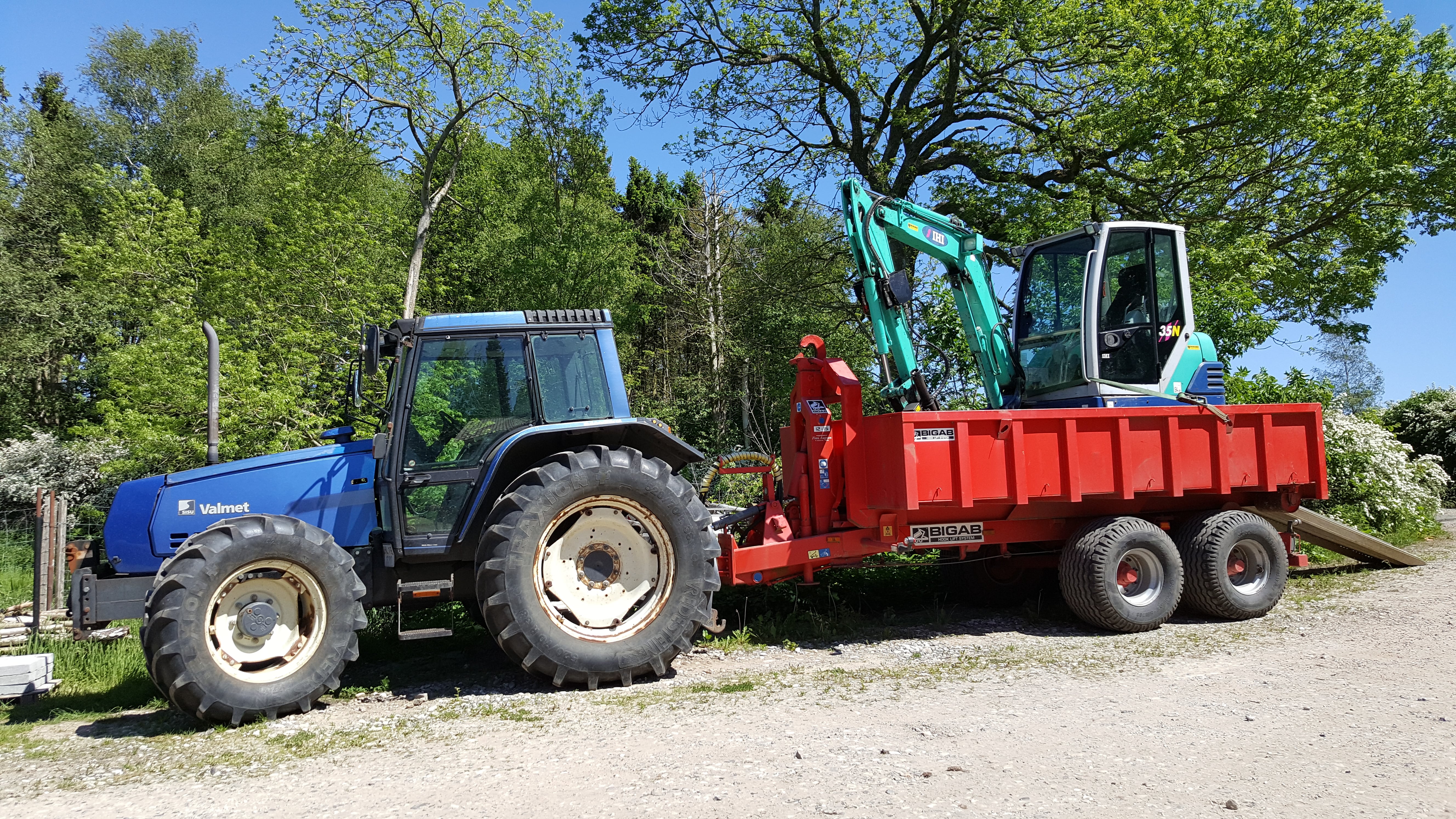 Vi udfører grave- og anlægsarbejde Vi udfører grave- og anlægsarbejde