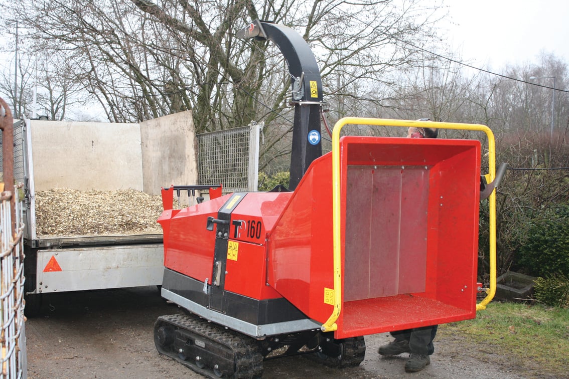 Top og Rod hjælper med flishugning.